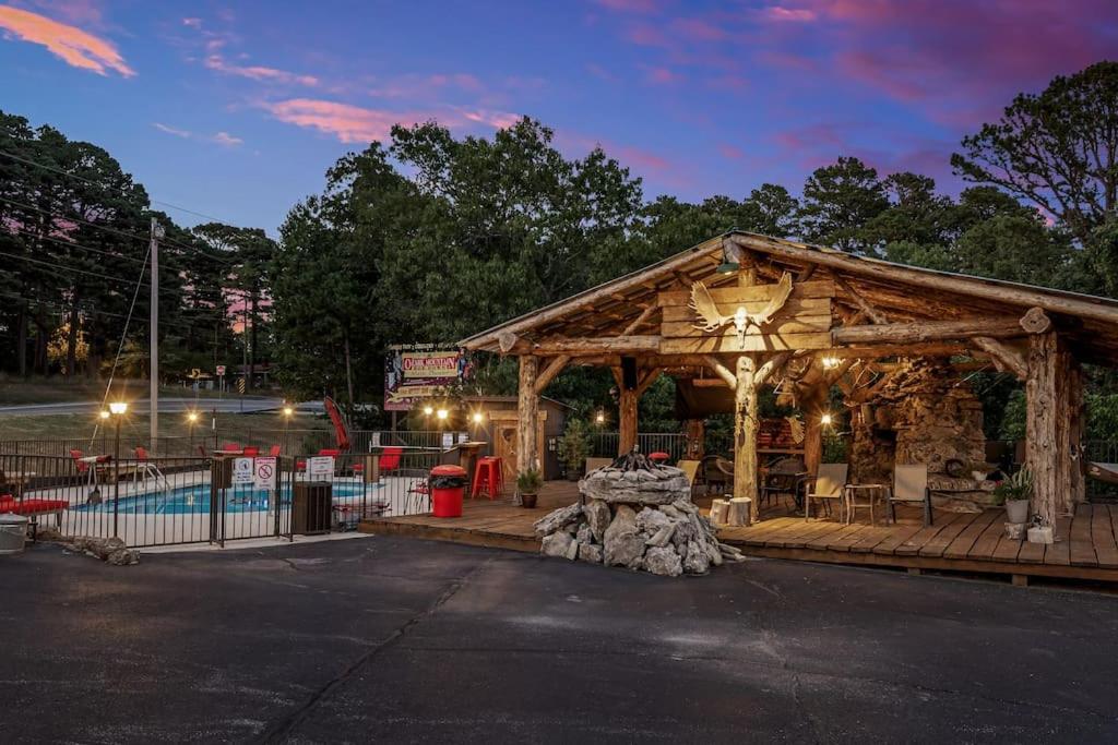 Stonegate Lodge 2 Queen Beds Fast Wifi 50" Tv Salt Water Pool Room #207 Eureka Springs Exterior foto